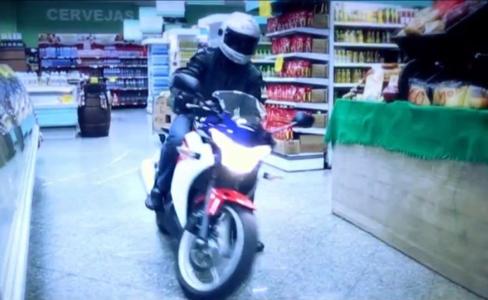 Andar de moto dentro do supermercado? Só em sonho, mesmo... (Reprodução/Videolog) Moto